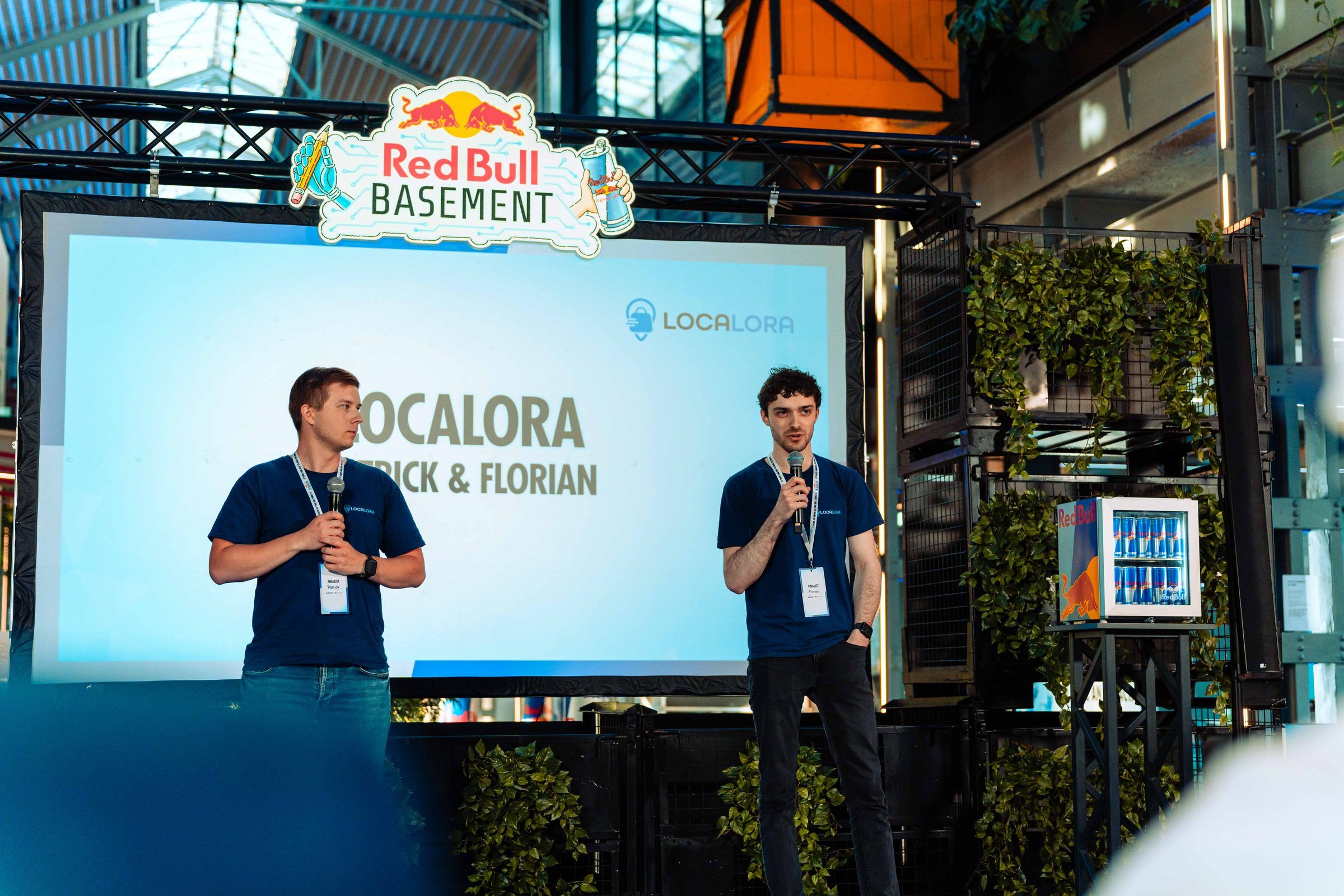 Patrick Schreier und Florian Thiel stellen Localora auf der Bühne von Red Bull Basement vor